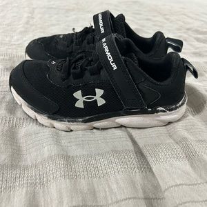 Boys Size 13K Under Armour Black/White Shoes with Straps $15